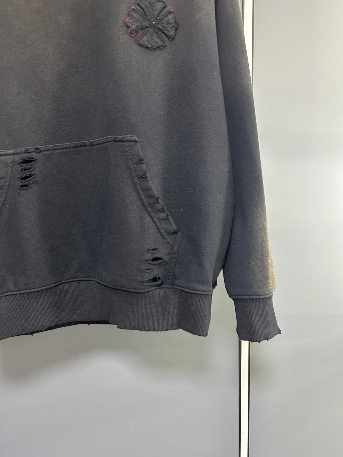 P310 𝗖𝗵𝗿𝗼𝗺𝗲 𝗛𝗲𝗮𝗿𝘁𝘀/Cro Heart 2025 Cross Patch Embroidery Summer New Original Single Counter American Acid Washed Distressed Laser Burnt Patch Embroidery Couple Casual Hooded Sweatshirt 👑The highest version! Customized fabric 440g tripe terry fabric! American acid-washed and distressed original fabric laser burnt ✟appliqué embroidery and exquisite embroidery of letters! The best-selling model at the counter. It is very comfortable to wear. It is low-key yet luxurious. It is very classy when worn. The large size and tailoring are needless to say. The upper body is exquisite and vivid. 👍High-end first-class materials. A truly palace-level product. The cotton from Turkey is of outstanding quality. After heavy washing, the clothes are very soft! Not picky, the upper body is absolutely stylish and extremely luxurious. Auxiliary materials: The original model has been authenticated and labeled ➕100% silk washed with water label. Genuine purchase-grade original hangtag➕matching hanging rope➕3D hanging beads➕original packaging bag. Craftsmanship: The original version has consistent wiring! The highest version of the armhole matching technique! Countless times of pattern making to 100% restore the original appearance! The correct version is the same for men and women, super eye-catching, super good-looking, and super atmospheric! Color: black, white and gray Size, XS S M L